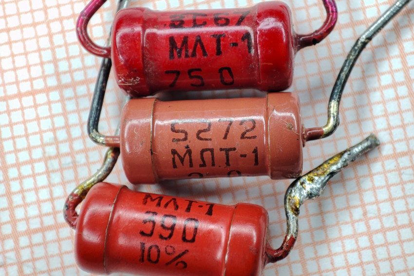 Три советских резистора МЛТ-1 номиналом 750, 270 и 390 Ом