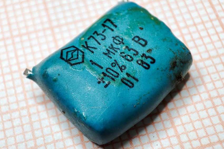 Конденсатор К73-17 1 мкФ 63 В с маркировкой 01 83