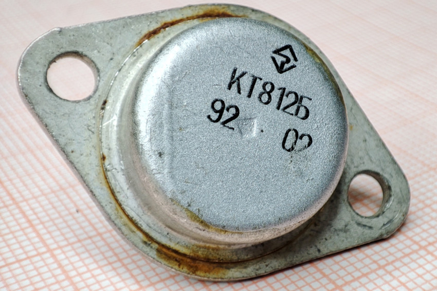 Транзистор КТ812Б с фокусом на маркировке и корпусе