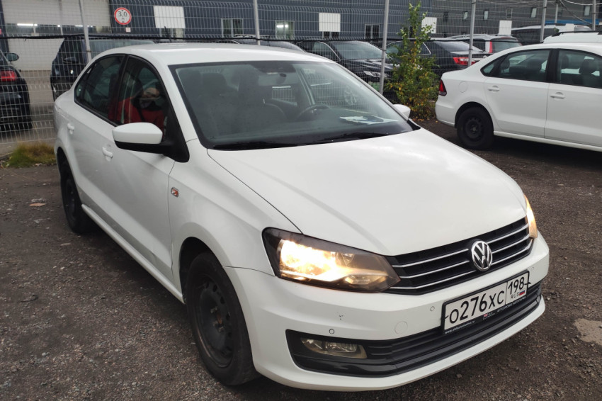 Фронтальный вид автомобиля Volkswagen Polo с включенными фарами