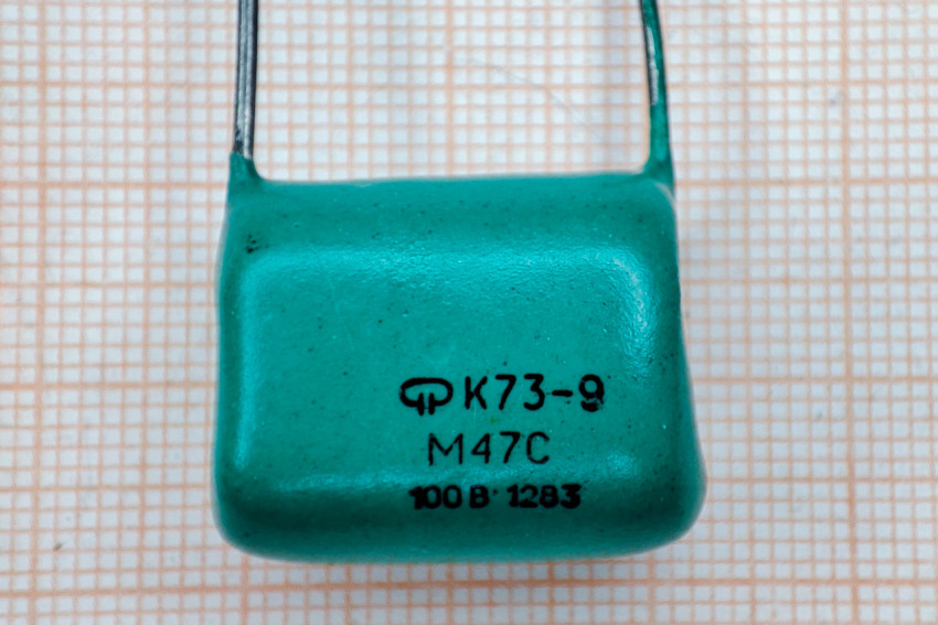 Зелёный конденсатор К73-9 с маркировкой M47C 100В
