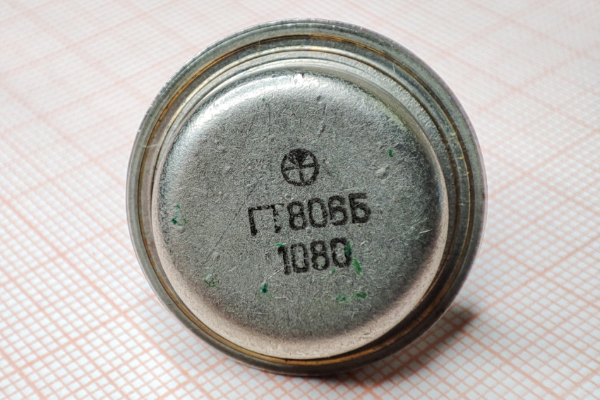 Транзистор ГТ806Б с маркировкой и элементами коррозии