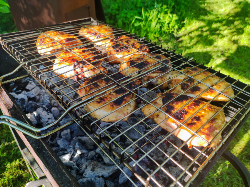 Курица в решётке-гриль на мангале, вид под углом