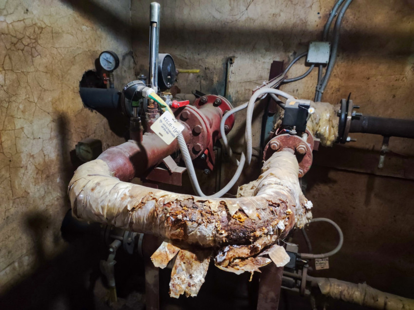 Узел инженерных коммуникаций с утеплёнными трубами, фланцами и измерительными приборами