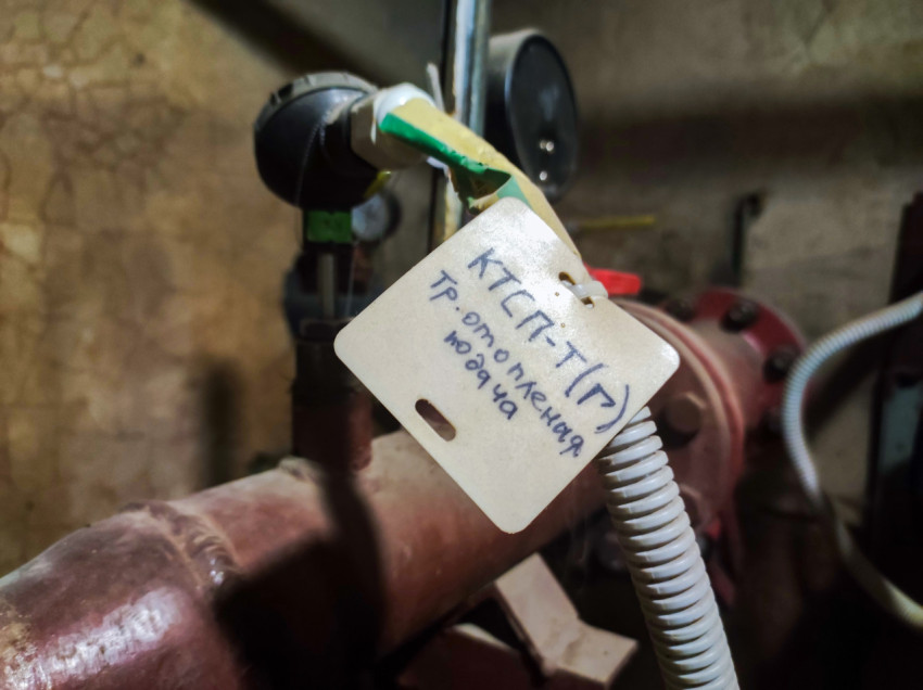 Бирка для идентификации линии на трубопроводе рядом с кабельной гофрой