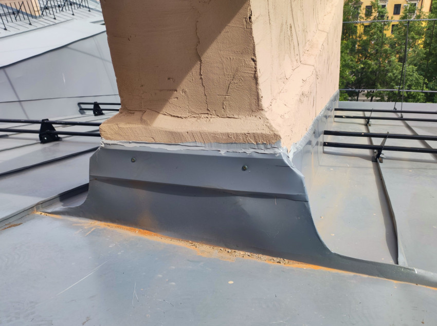 Примыкание дымохода к металлической кровле с фартуком и герметиком