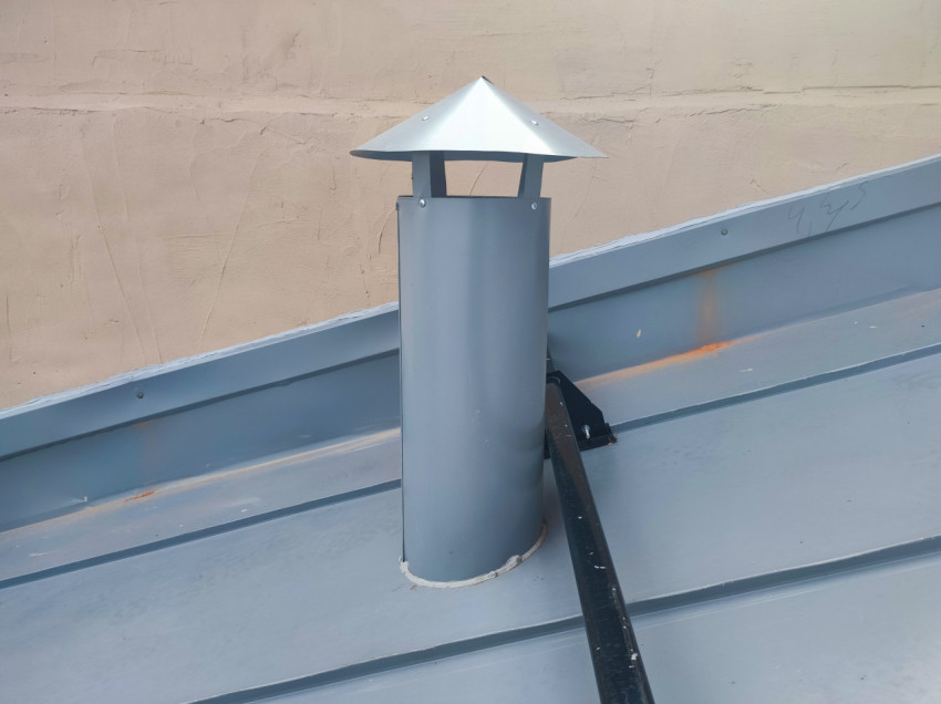 Вентиляционная труба с зонтом на фальцевой металлической кровле