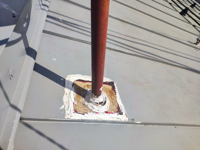 Узел прохода трубы через фальцевую кровлю с герметиком и заплаткой