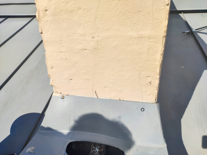 Примыкание фальцевой кровли к оштукатуренной надстройке с металлическим фартуком