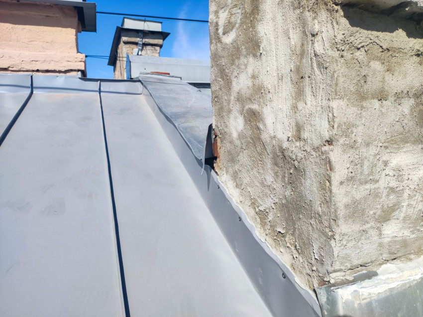 Примыкание металлической кровли к оштукатуренной трубе с фартуком и герметиком