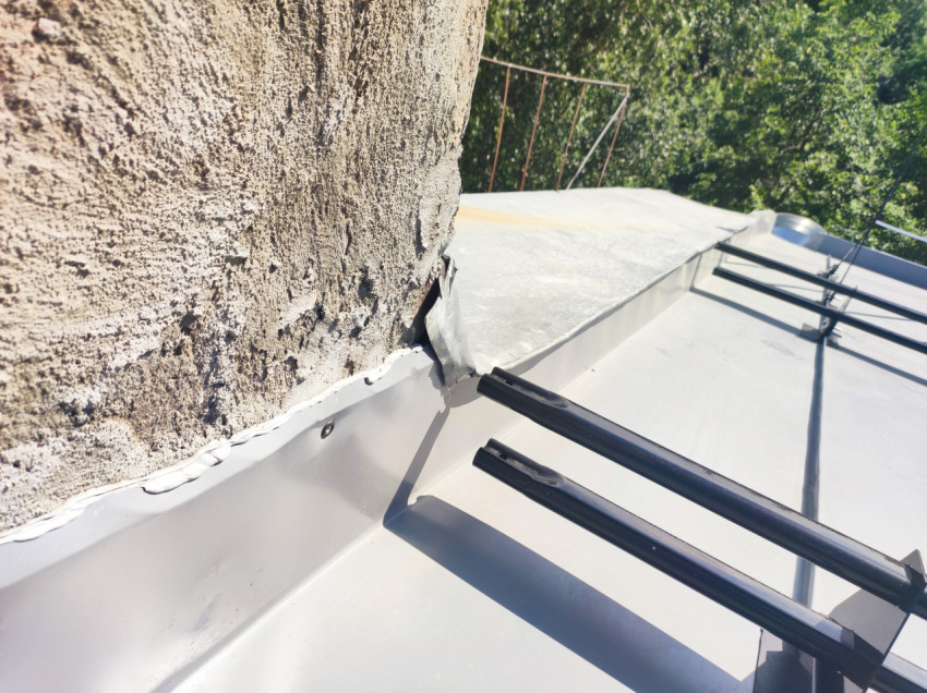 Основание трубы на крыше с герметизированным примыканием и снегозадержателями