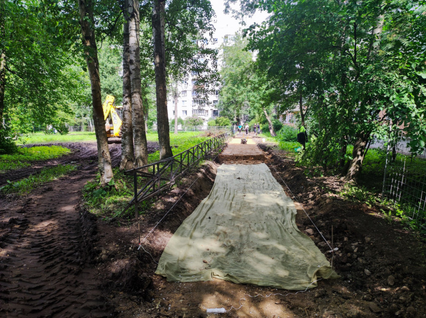 Укладка геотекстиля и разметка основания пешеходной дорожки во дворе