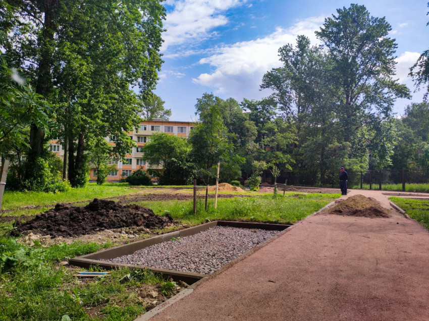 Ремонт дорожек в зелёной зоне с основанием из щебня, песчаными насыпями и прохожим