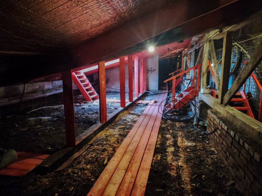 Проход по чердаку с настилом, проводкой и временным освещением