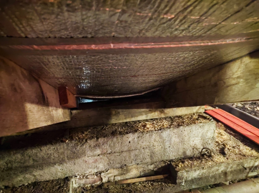 Теплоизоляция под кровлей и деревянные элементы чердака, крупный план