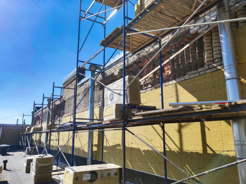 Строительные леса и утепление кирпичной стены на плоской кровле