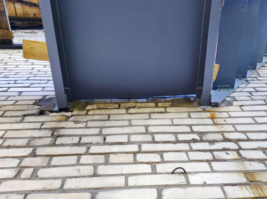 Узел опирания металлической конструкции на кирпичную кладку с деревянными прокладками