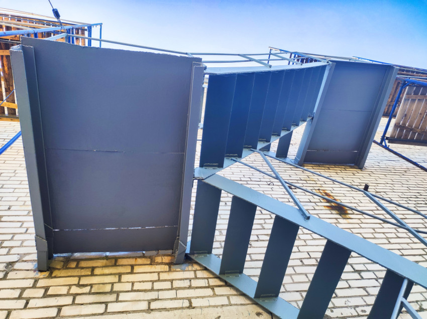 Нижняя сторона металлической лестницы и площадок на кирпичной стене