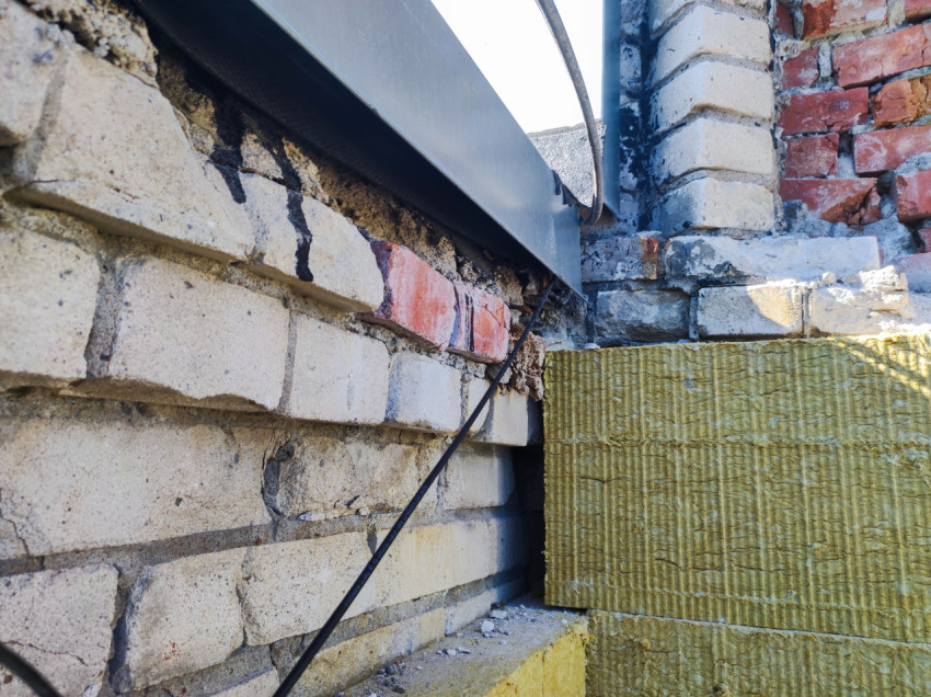 Узел примыкания парапета с металлическим отливом к кирпичной кладке и минераловатному утеплителю