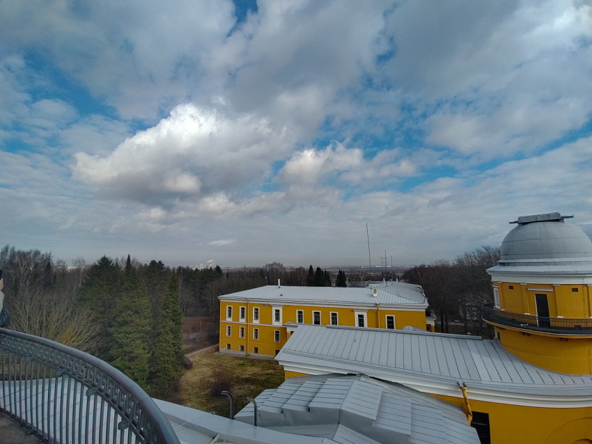 Архитектурный комплекс астрономической обсерватории среди деревьев