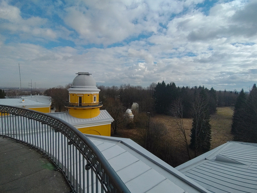 Вид на обсерваторные купола с обзорной площадки