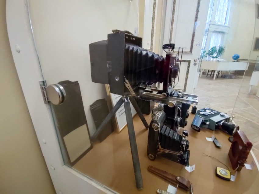 Экспозиция старинных фотоаппаратов в музейной витрине