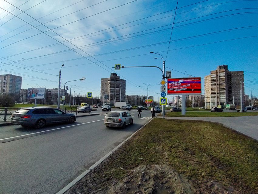 Городской перекрёсток с пешеходным переходом и жилыми домами