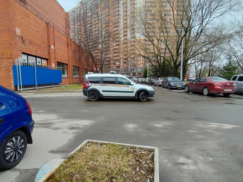 Автомобиль Роспотребнадзора на парковке возле жилых домов