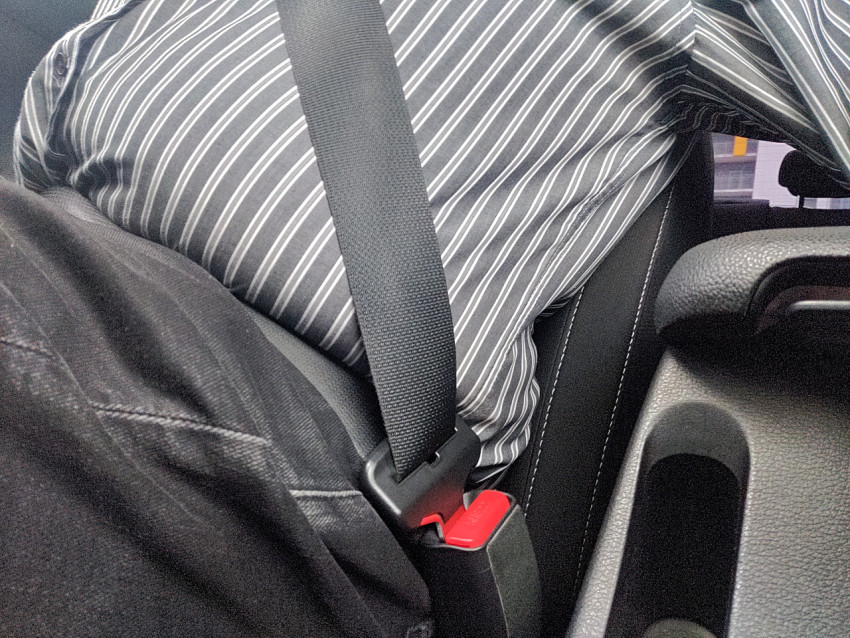 Пристёгнутый ремень безопасности на водительском сиденье