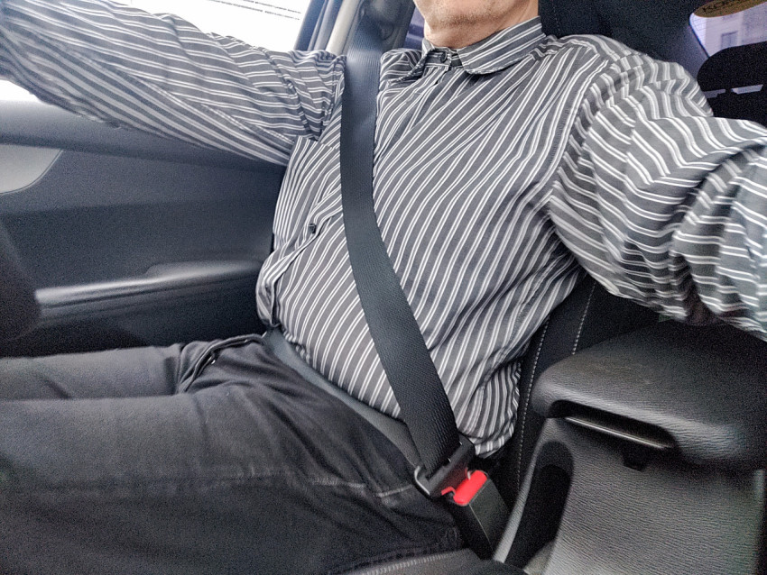 Водитель автомобиля с застёгнутым ремнём безопасности