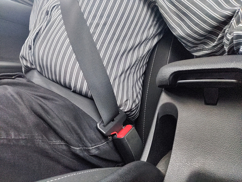 Боковой ракурс пристёгнутого ремня безопасности в салоне автомобиля