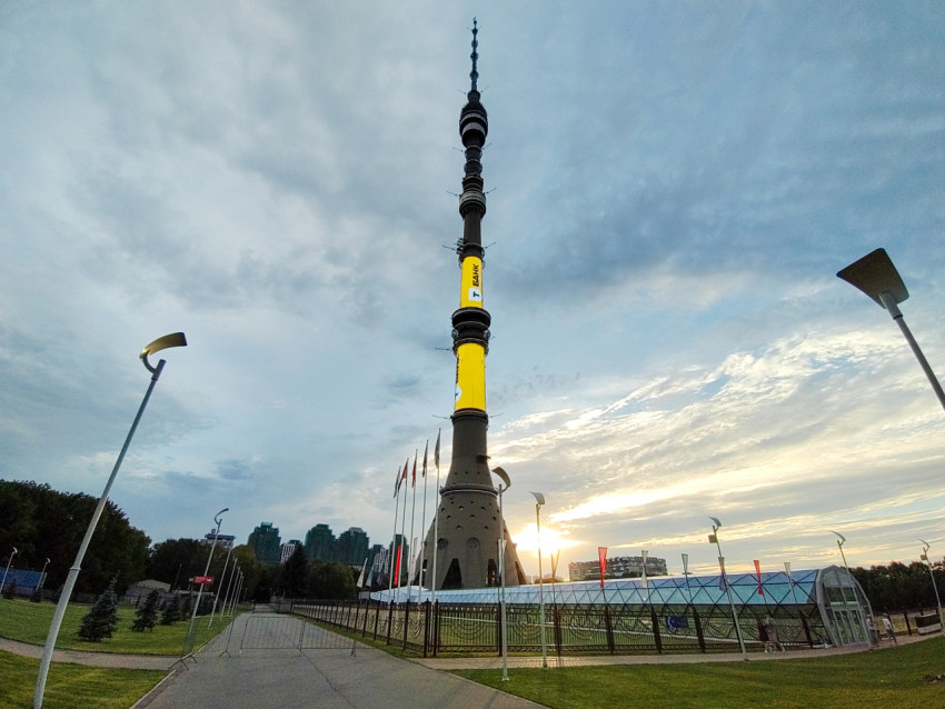 Останкинская телебашня с жёлтой световой инсталляцией на закате