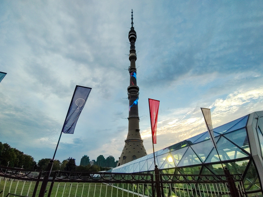 Останкинская телебашня с флагштоками на прилегающей территории