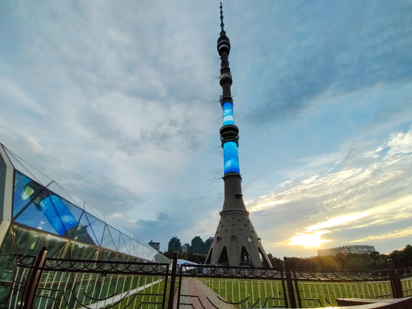 Останкинская телебашня и стеклянный переход на прилегающей территории