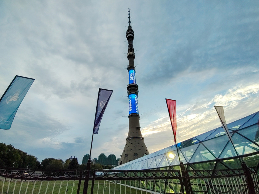 Останкинская телебашня с медиаэкраном в вечернее время