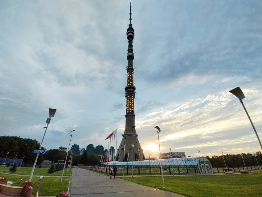 Останкинская телебашня и пешеходная аллея на закате