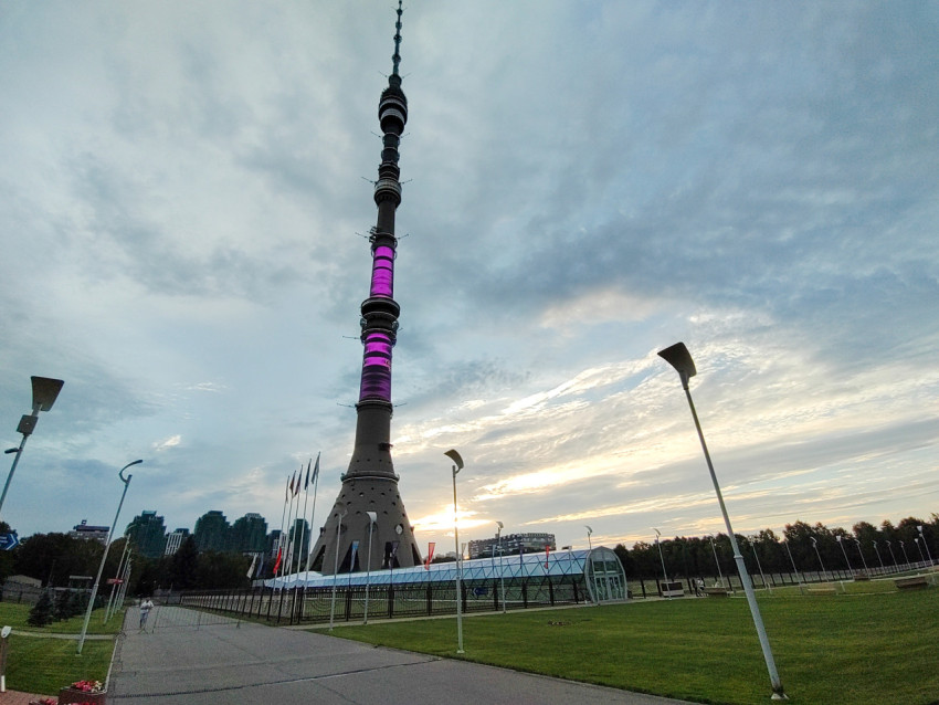 Останкинская телебашня с фиолетовой подсветкой