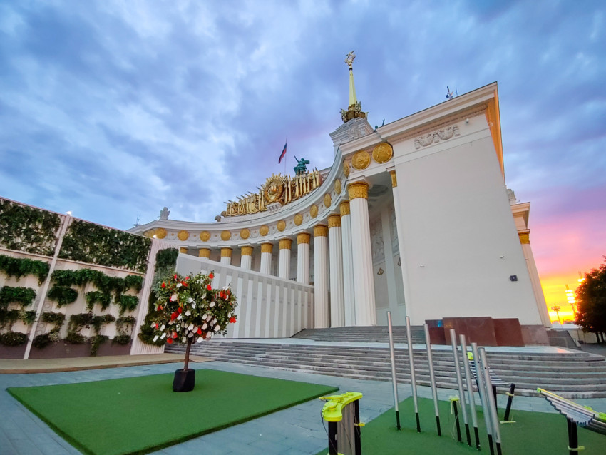 Центральный павильон ВДНХ с колоннадой и шпилем