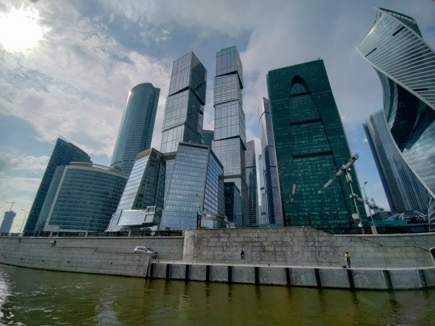 Панорама небоскрёбов Москва-Сити с набережной