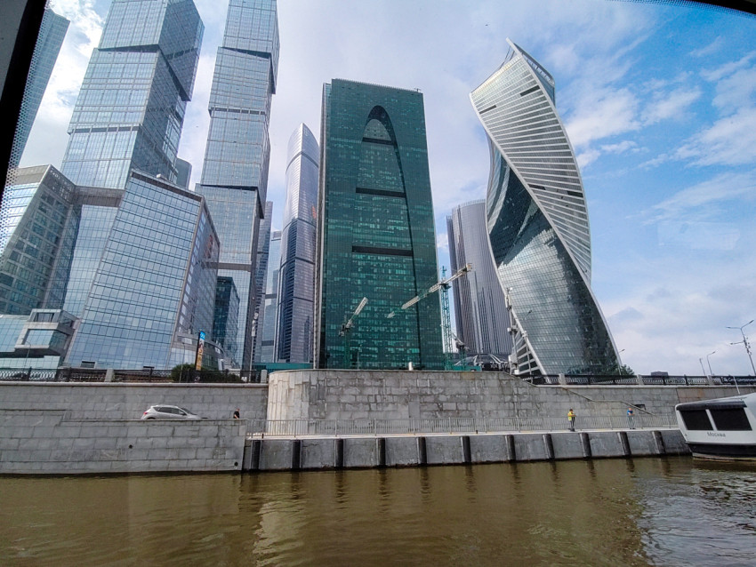 Панорама башен Москва-Сити с закрученной башней Эволюция