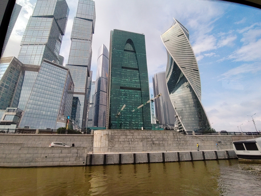 Небоскрёбы Москва-Сити с видом на реку и набережную