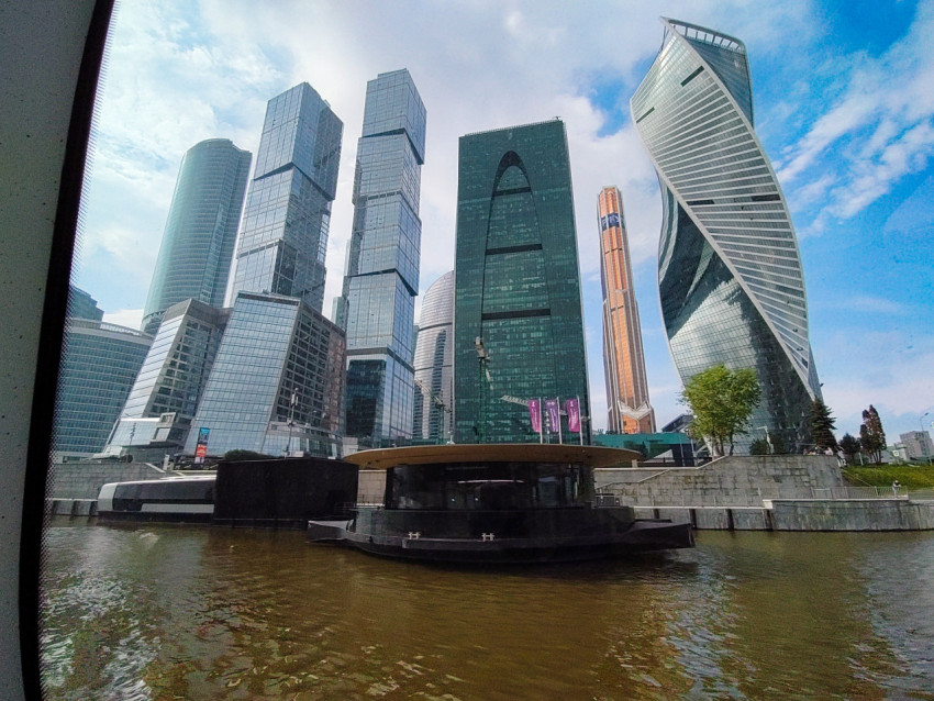 Панорама Москва-Сити с речным причалом и небоскрёбами