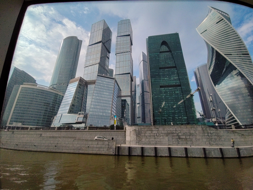 Небоскрёбы Москва-Сити, вид из салона речного транспорта