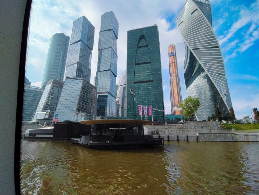 Небоскрёбы Москва-Сити с акватории Москвы-реки