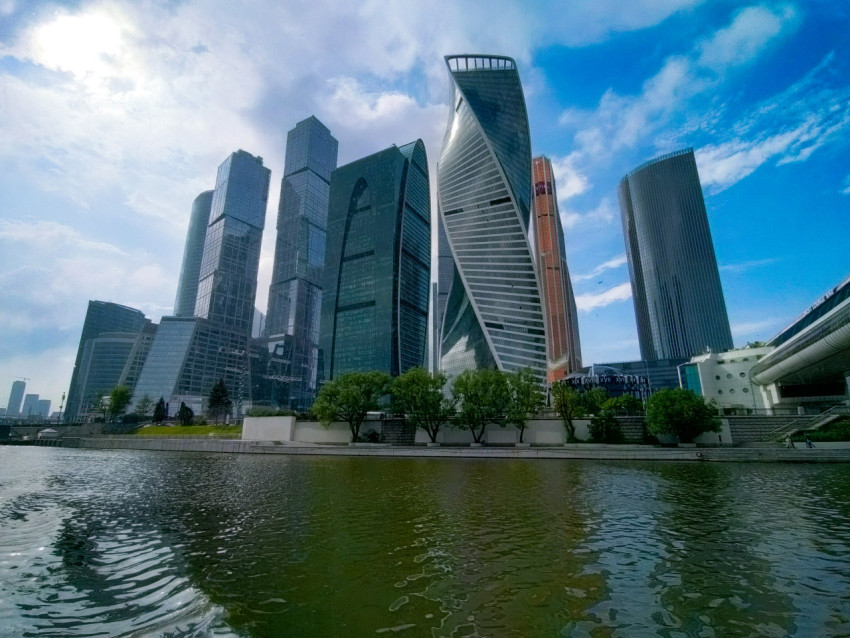 Небоскрёбы Москва-Сити на фоне Москвы-реки