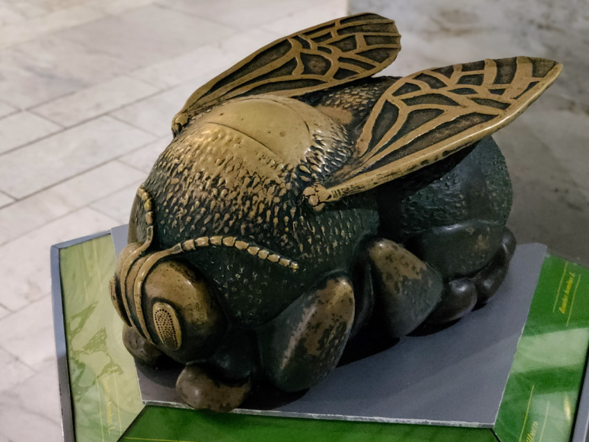 Декоративная скульптура пчелы в музейной экспозиции