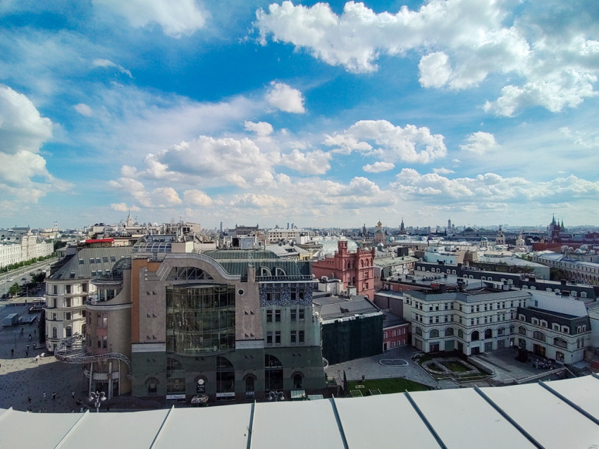 Панорамный вид Москвы с современной и исторической застройкой