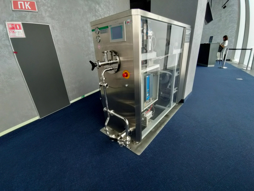 Промышленный фризер для производства мороженого в экспозиции