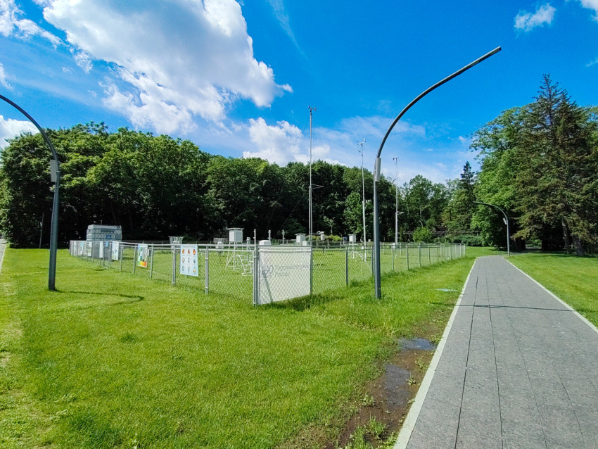 Метеорологическая площадка ВДНХ рядом с пешеходной дорожкой