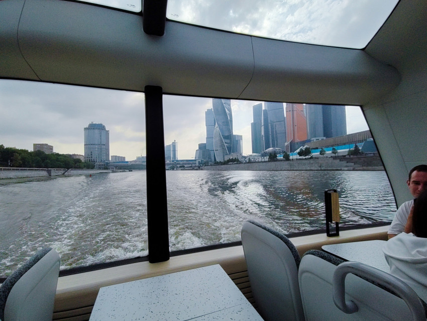 Вид на Москва-Сити из салона речного судна